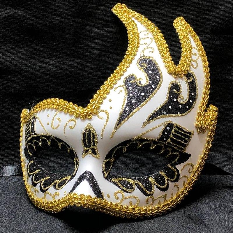 Венецианская карнавальная маска черно-белая с золотыми кружевами