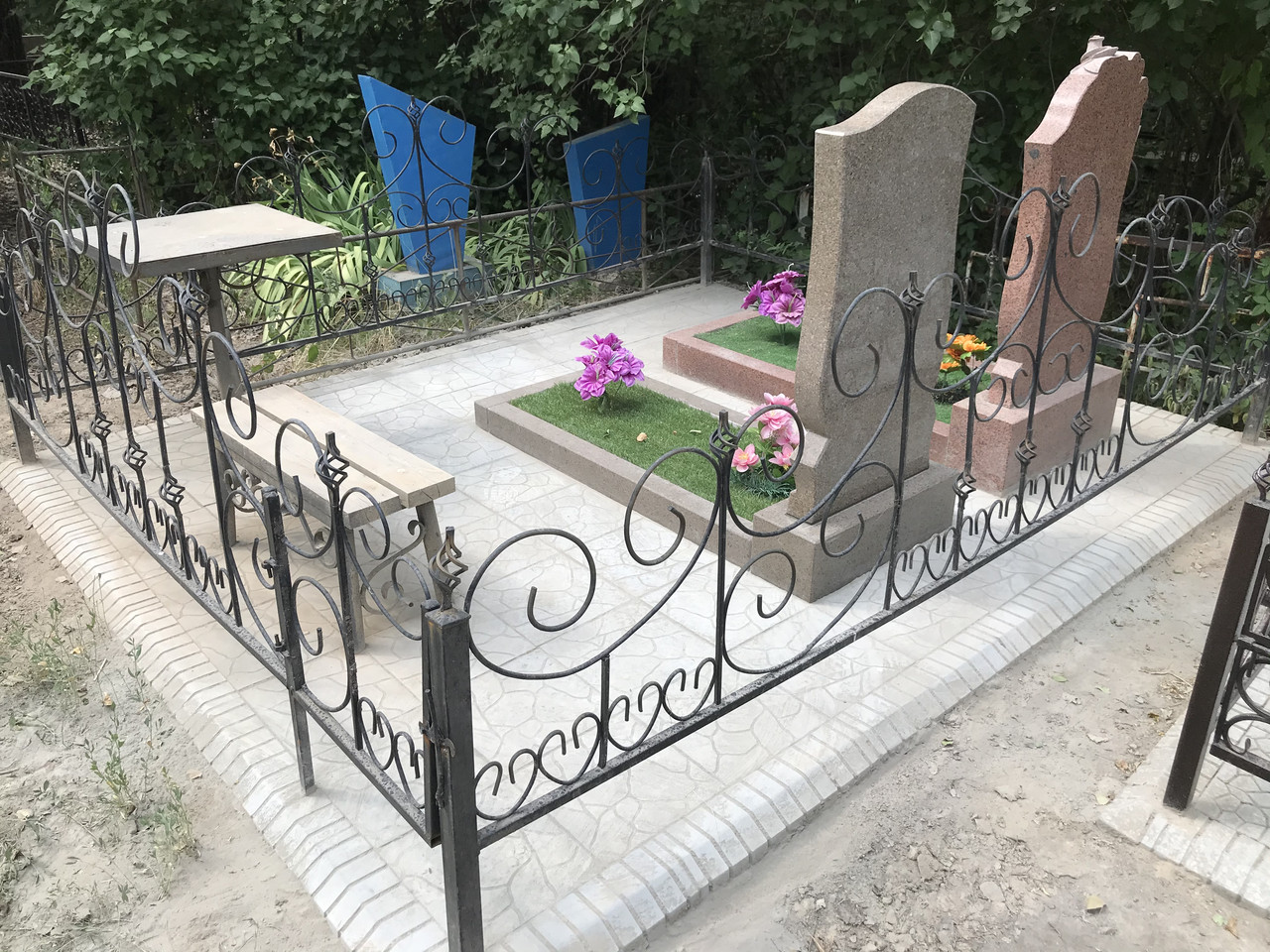 Благоустройство могилы на кладбище