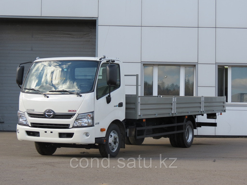 Сборный бортовой кузов на базе Hino 300