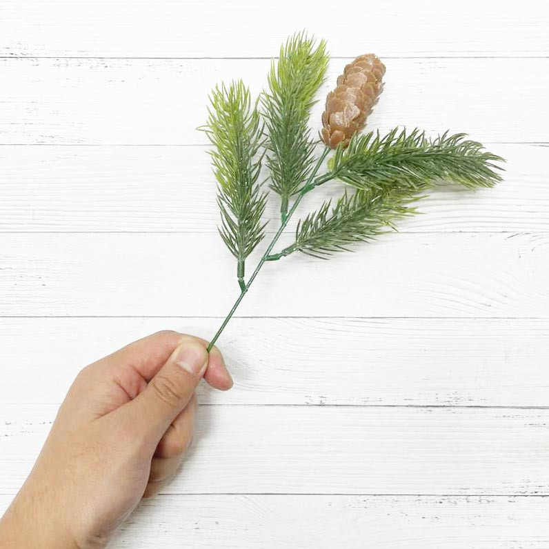 Искусственная ветка ели с шишками зеленая