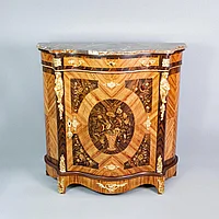 Манекен және тербелетін орындық