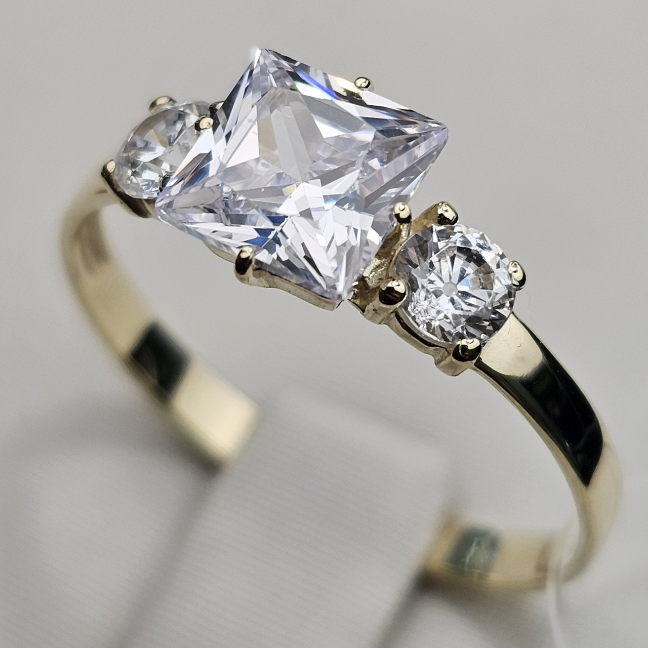 Золотое кольцо фианит ж/з 1,85 г. 585 проба, 18 размер
