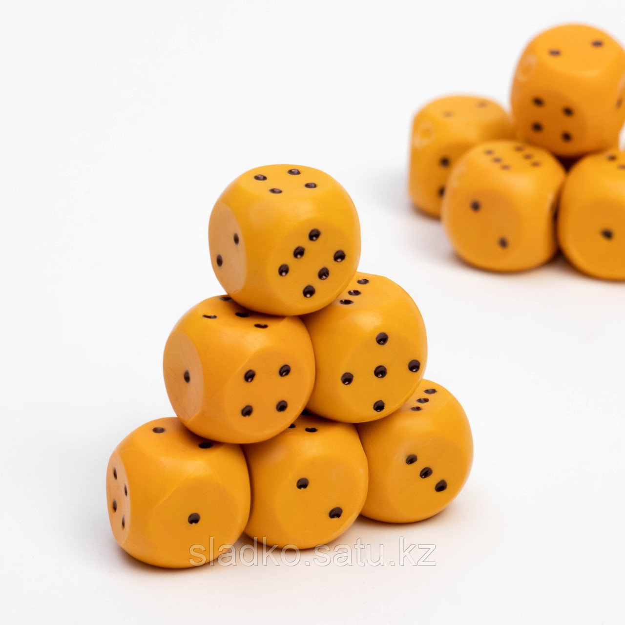 Кости игральные Зарики Кубики 1,5х1,5 см желтые 1 шт - фото 1 - id-p112846611