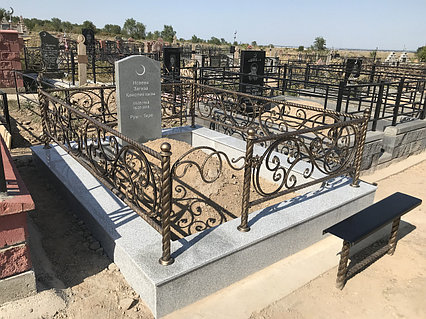 Памятники, оградки из гранита на кладбище, фото 2