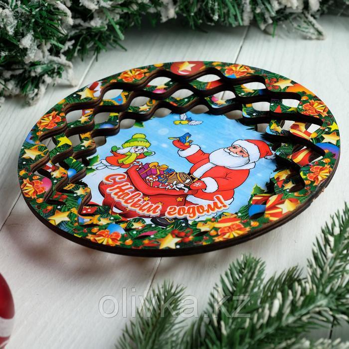 Тарелка сувенирная деревянная "Новогодний. Дед Мороз, подарки лесу", цветной - фото 2 - id-p112979530