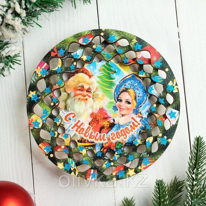Тарелка сувенирная деревянная "Новогодний. Дед Мороз и Снегурочка", цветной - фото 1 - id-p112979128
