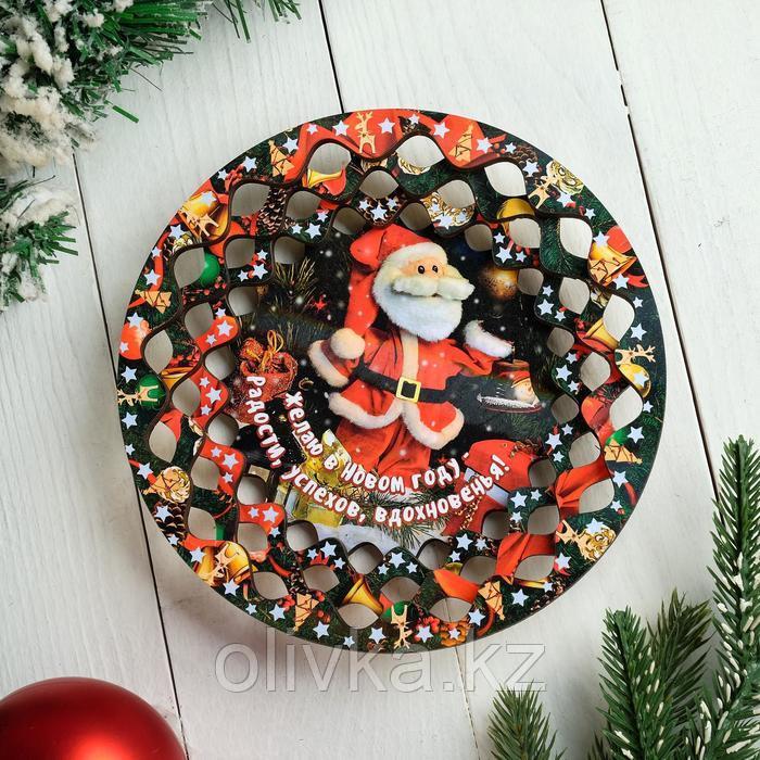 Тарелка сувенирная деревянная "Новогодний. Дед Мороз игрушка", цветной - фото 1 - id-p112979309