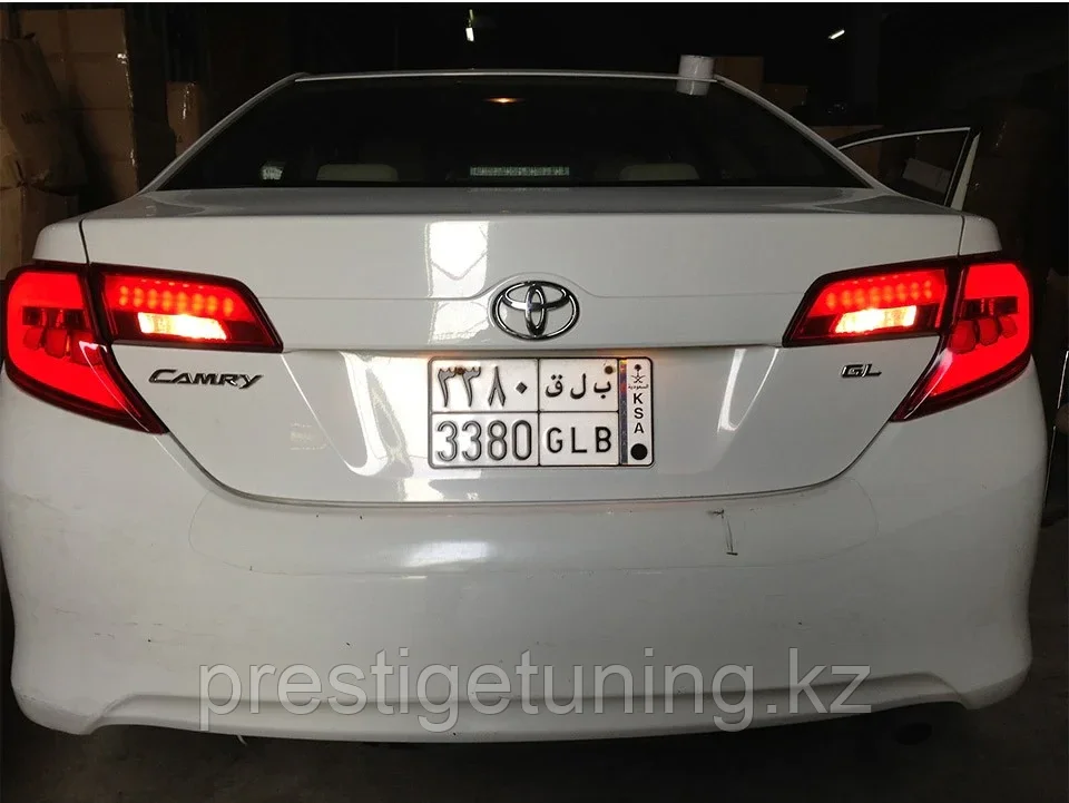 Задние фонари тюнинг на Camry V50 2011-14 (Красно-темные) SE/LE/XLE - фото 4 - id-p100359236