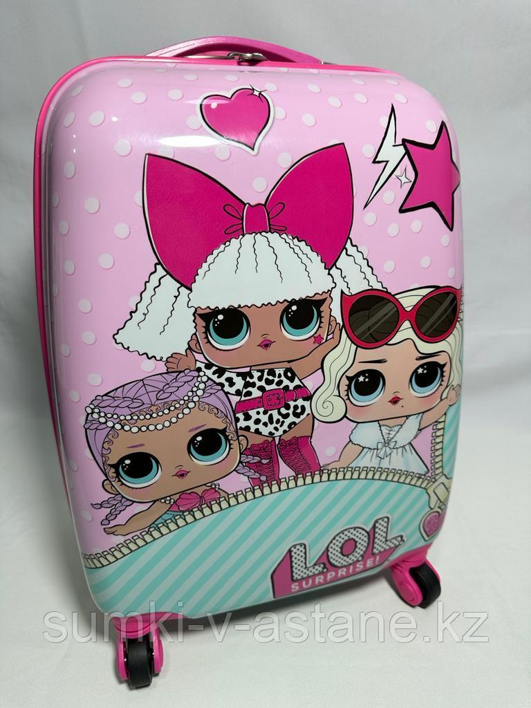 Детский пластиковый чемодан для девочек, 4-8 лет.  Высота 46 см, ширина 30 см, глубина 22 см.