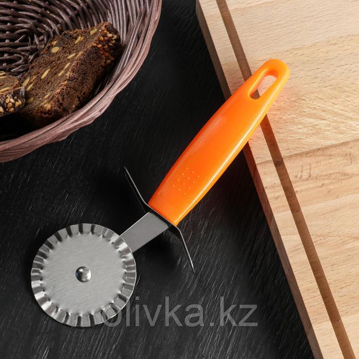 Нож для пиццы и теста Доляна «Оранж», 19 см, ребристый, цвет оранжевый - фото 1 - id-p113242348