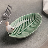 Блюдо керамическое сервировочное «Птичка на листочке», 15,5×8,5 см, цвет зелёный