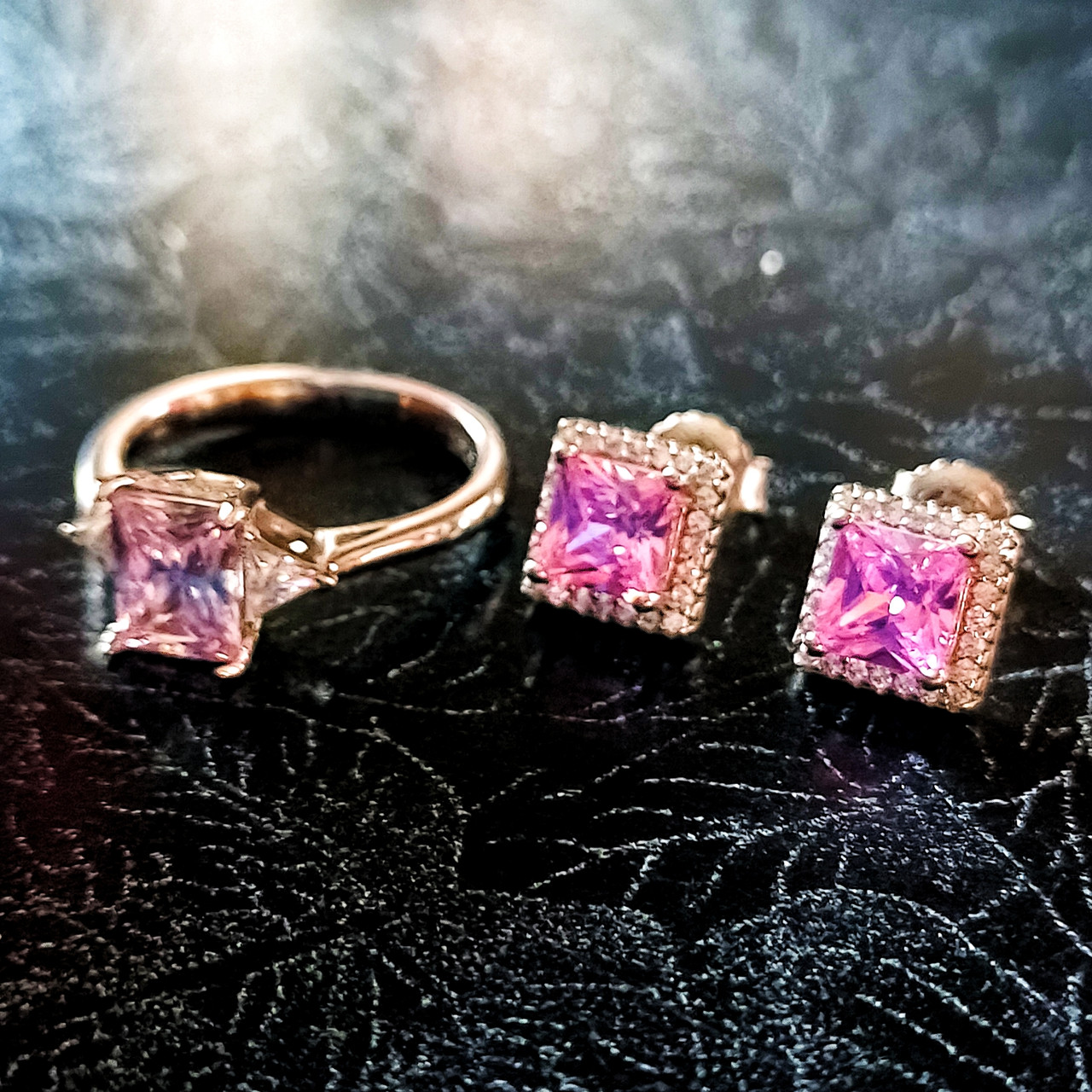 Серебряный набор украшений кольцо и серьги-гвоздики с розовыми кристаллами - фото 1 - id-p113304247