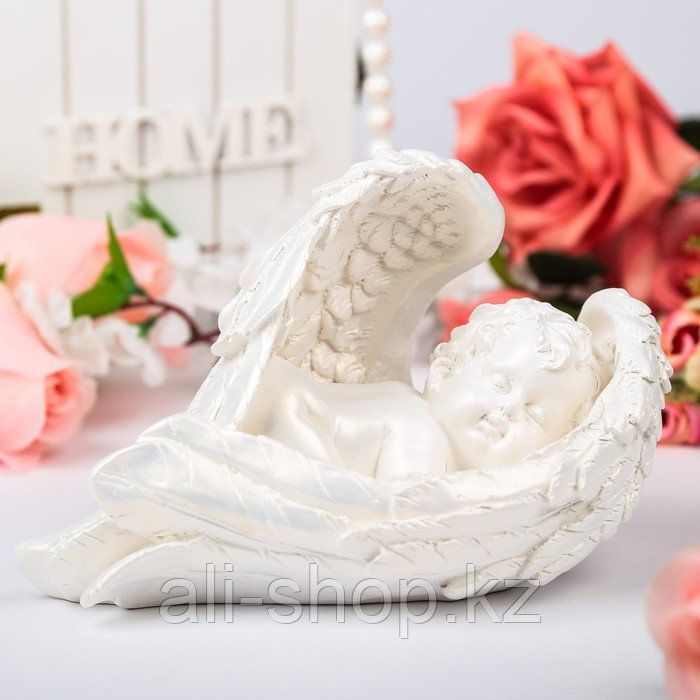 Статуэтка "Ангел в крыле", белая, 13 см