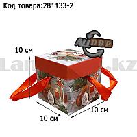 Подарочная коробка S(10х10х10) квадратная в новогодней тематике с красными лентами-ручками свеча игрушки