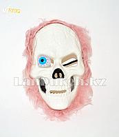 Маска на Хэллоуин череп с выпученным глазом и розовыми волосами на резинке A71
