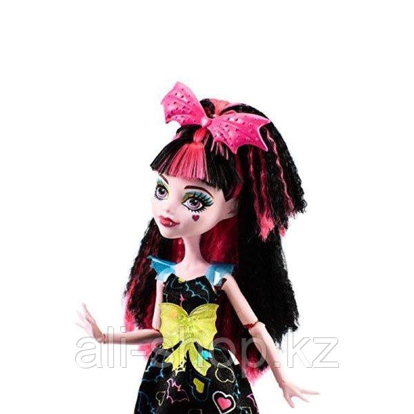 Monster High DVH67 Школа Монстров Неоновые монстряшки из серии ,Под напряжением, Дракулаура - фото 3 - id-p113517605