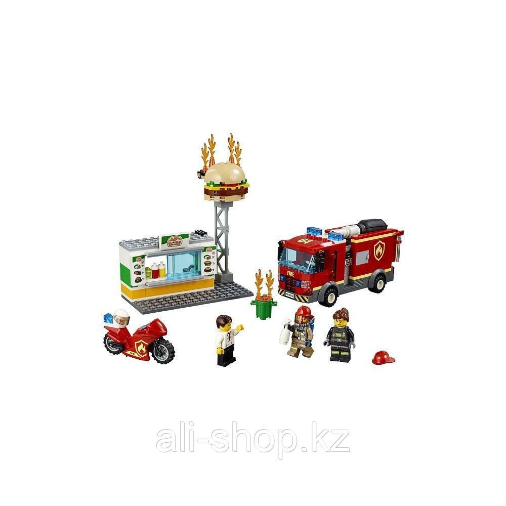 Lego City 60214 Конструктор Лего Город Пожарные: Пожар в бургер-кафе - фото 2 - id-p113512006
