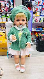 Кукла Реборн разговаривает в зеленой кофточке