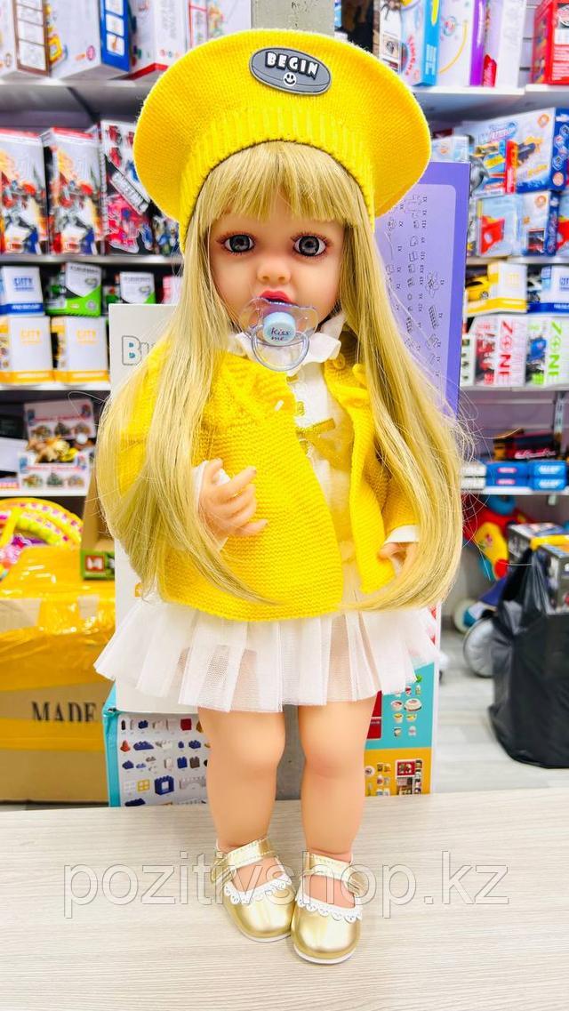 Кукла Реборн разговаривает в желтой кофточке