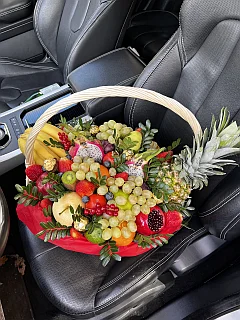 Корзина с тропическими и сезонными фруктами 35 см