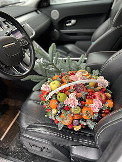 Корзина фруктовая с цветами 35 см