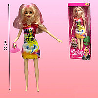 Қызғылт көйлек киген Барби қуыршақ