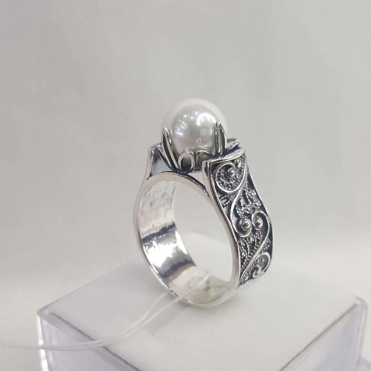 Кольцо Красная Пресня 23612270 серебро оксидированное вставка жемчуг вид серебряное кольцо с филигранью - фото 2 - id-p91262126