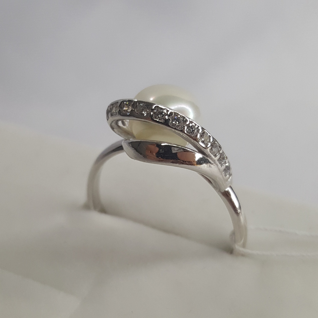 Серебряное кольцо с фианитом и жемчугом культ. Красная Пресня 23312692Д без покрытия - фото 3 - id-p97717578