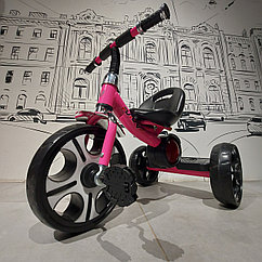Детский Трехколесный  Музыкальный велосипед "ДиДжей" от компании "Future". Задняя фара горит. Цвет - розовый.