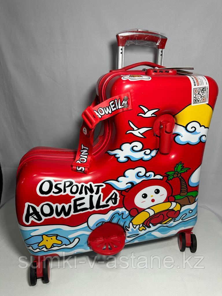 Детский дорожный чемодан-каталка 'AO WEILA'. Кодовый замок. Высота 55 см, ширина 53 см, глубина 24 см.