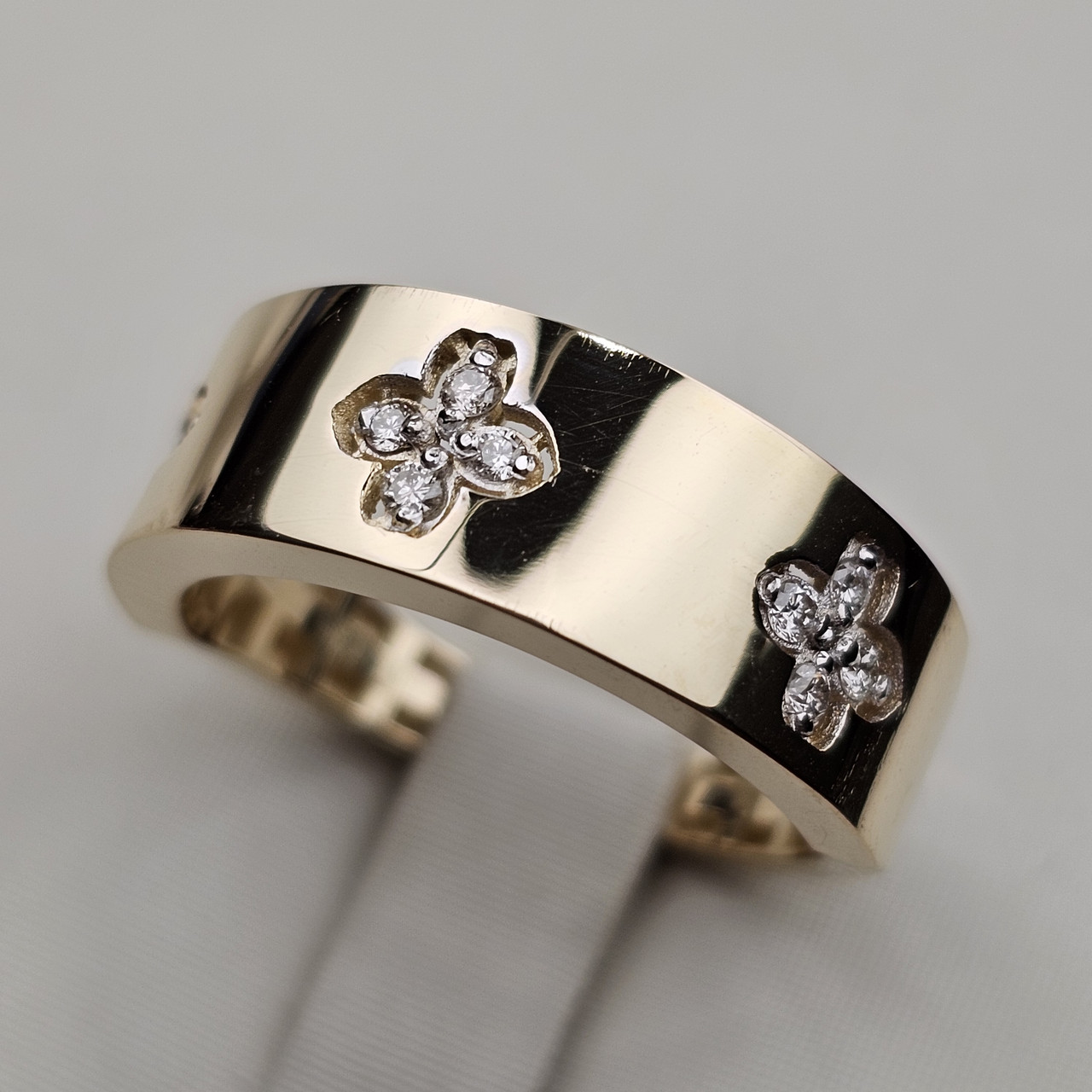 Золотое  кольцо с бриллиантами ж/з 0,131Сt VS2/J VG-Cut размер 18