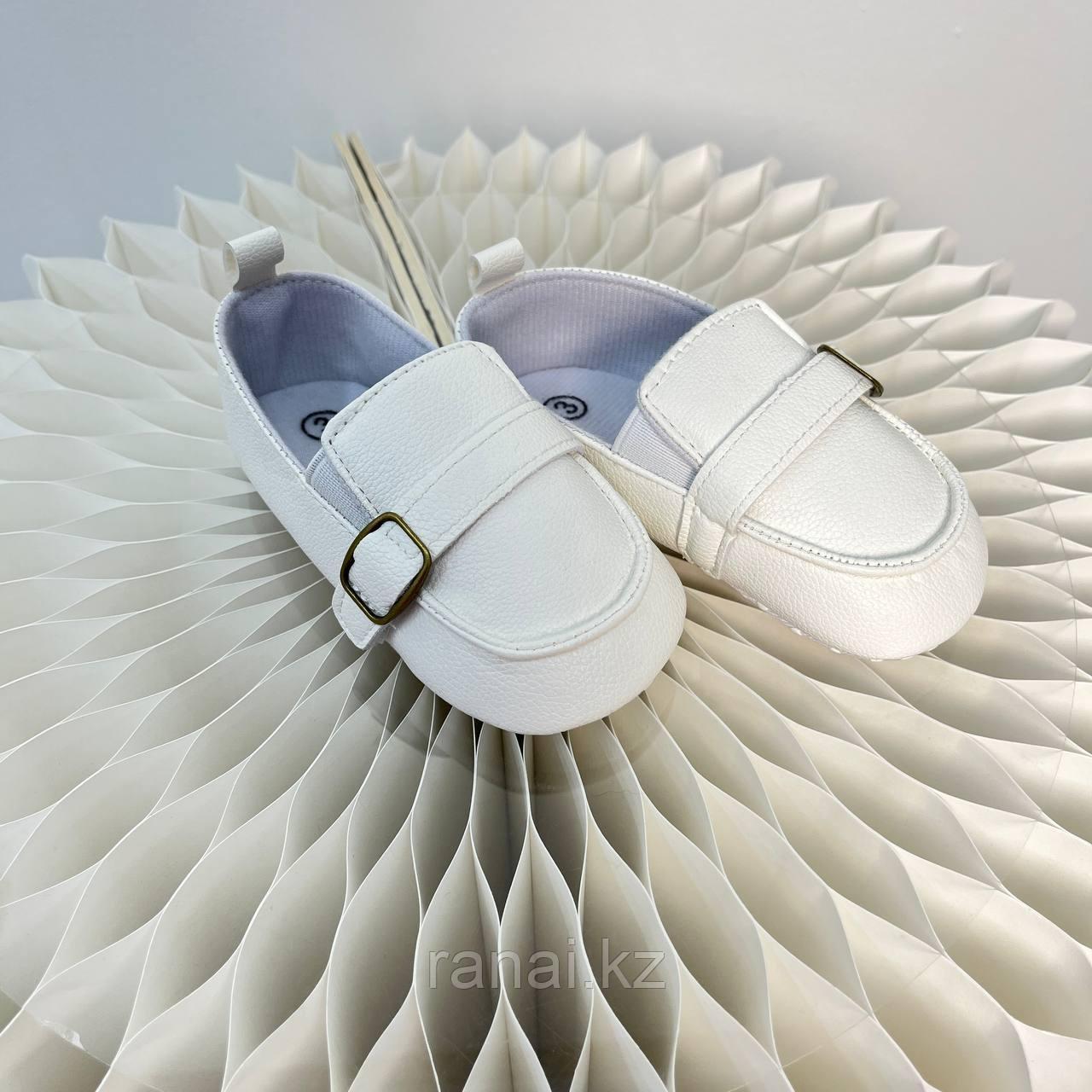 Лоферы RanAi для мальчика на годик — белые с пряжкой, фото 1