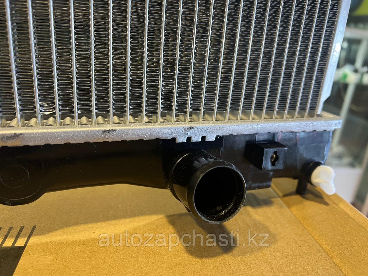 Радиатор охлаждения двигателя на Toyota Avensis Verso (JPR0081) - фото 3 - id-p113810850