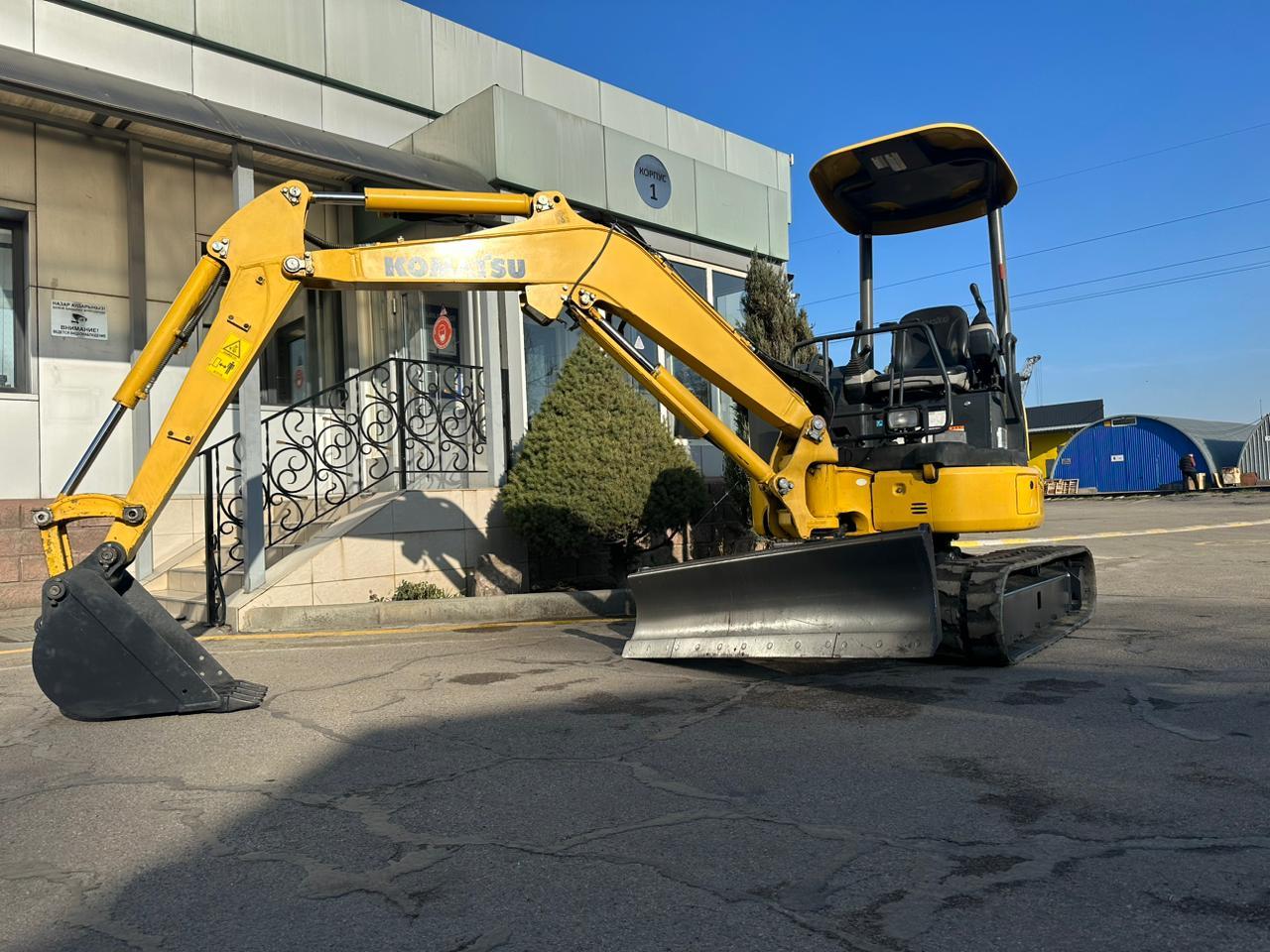 Японский мини экскаватор Komatsu PC30 MR 2018 г. - фото 1 - id-p113813160