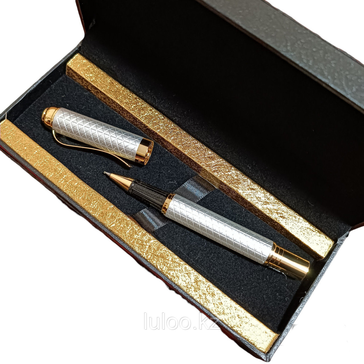 Подарочная ручка в коробке из эко кожи, серебристый.