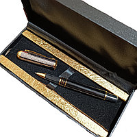 Подарочная ручка в коробке из эко кожи.