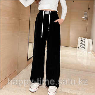 Қыз камера алдында денесімен әзілдейді