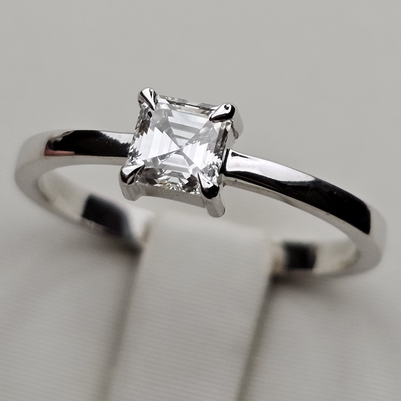 Сертификат GIA, Золотое кольцо 17,5р 750 проба с бриллиантом 0,49Ct VVS2/I, фото 1