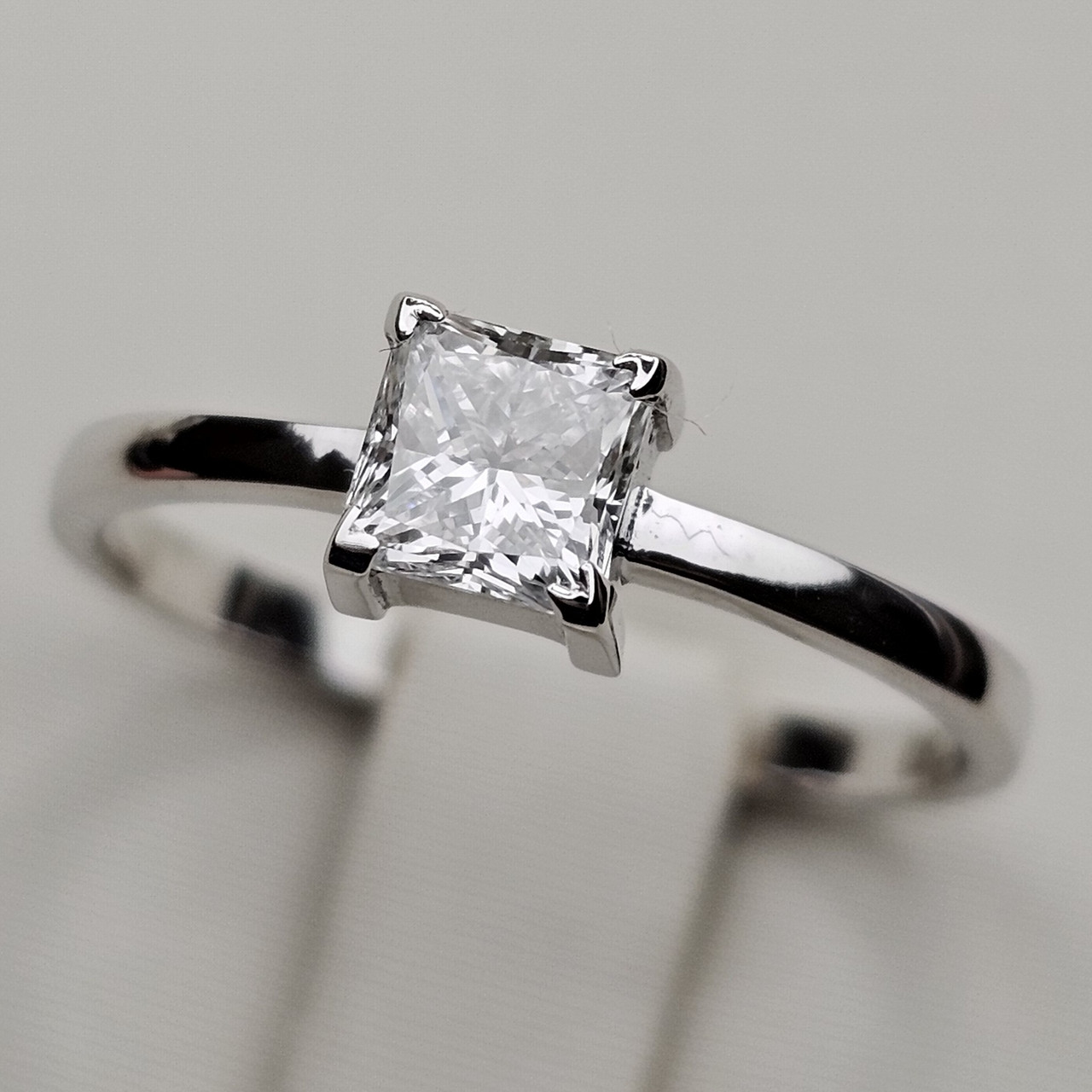 Сертификат GIA, 750 проба, б/з 0,59Ct VS1/H размер 17, Золотое кольцо с бриллиантом, огранка Принцесса - фото 1 - id-p113823681