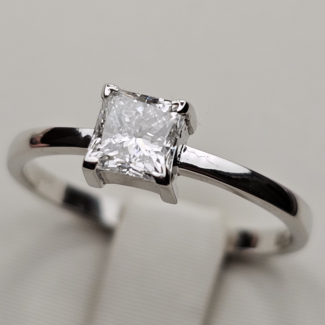 Сертификат GIA, 750 проба, б/з 0,59Ct VS1/H размер 17, Золотое кольцо с бриллиантом, огранка Принцесса - фото 4 - id-p113823681