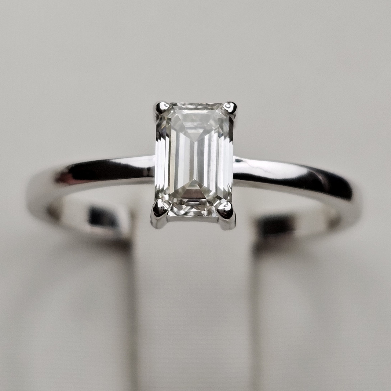 Сертификат GIA, 750 проба, б/з 0,70Ct VS2/I размер 17, Золотое кольцо с бриллиантом, огранка Изумрудная - фото 6 - id-p113817969