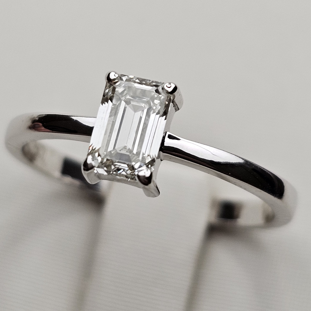 Сертификат GIA, Золотое кольцо 17р 750 проба с бриллиантом 0,70Ct VS2/I