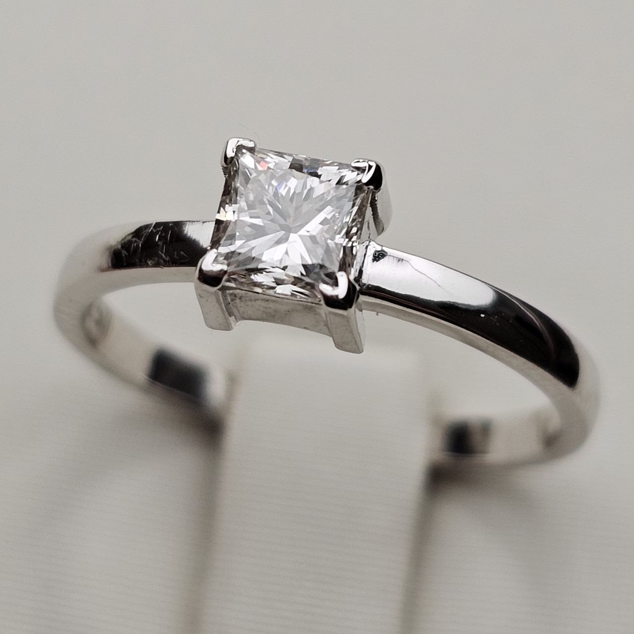 Сертификат GIA, Золотое кольцо 16.5р 750 проба с бриллиантом 0,58Ct VS2/I