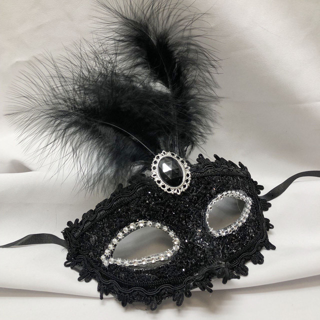 Венецианская карнавальная маска с перьями черная