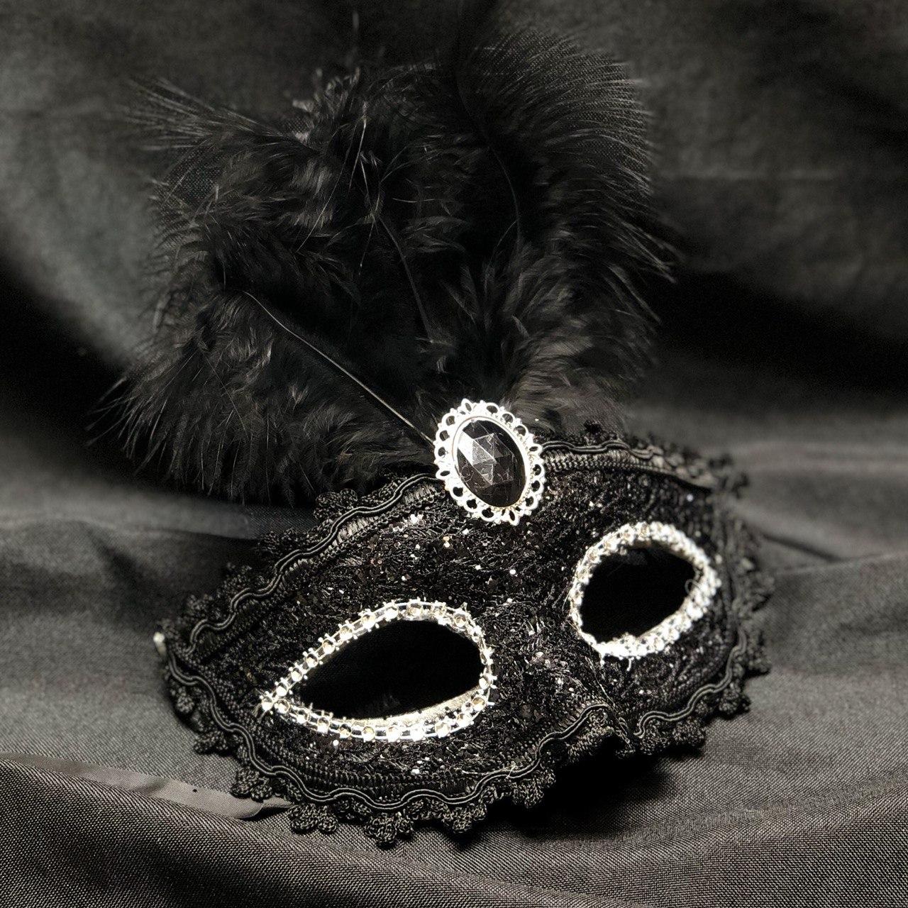 Венецианская карнавальная маска с перьями черная