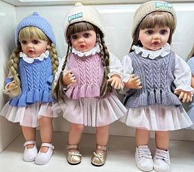 Кукла Реборн разговаривает в вязанной жилетке