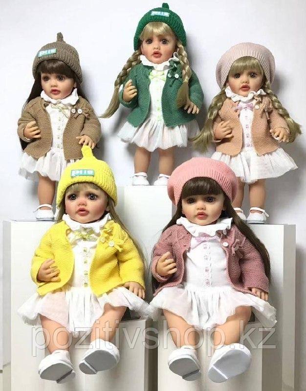 Кукла Реборн разговаривает в вязанной кофточке