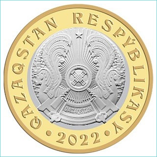 Қыз өзінің кискасын, қалпақшасын және юбка кигенін көрсетеді