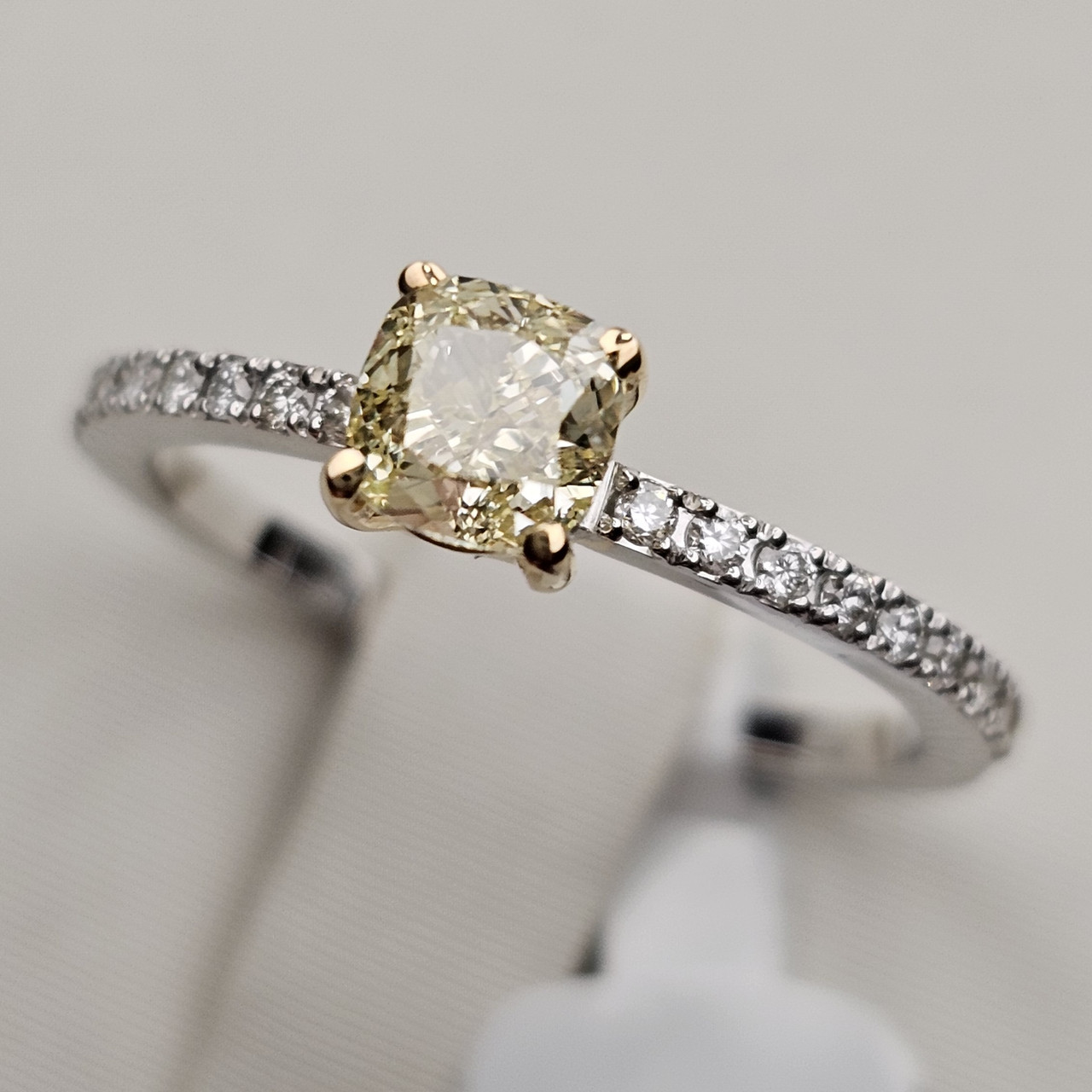 Золотое кольцо IGI 17р 750 пробы с бриллиантами, Кушон 0,66Ct VS2/FLY, 0.15Ct 3/3, фото 1