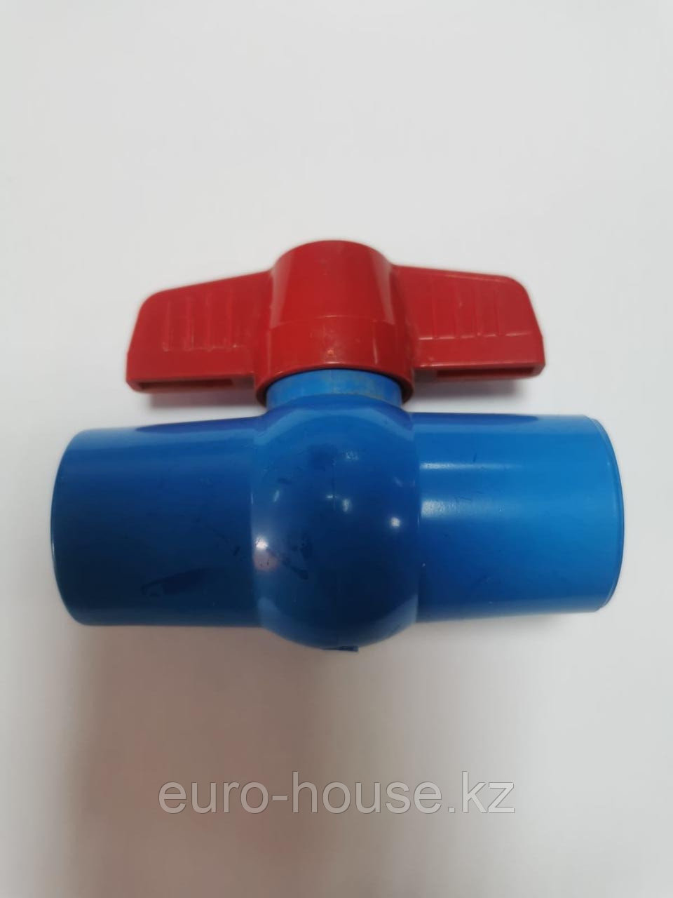 Кран шаровый клеевой PVC-U ф 20 мм (пр-во Lesso) - фото 1 - id-p113874097